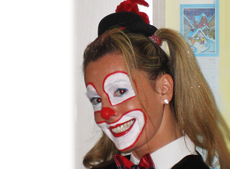 Unterhaltungskünstlerin Sandra tanzt als Clown, SPUK-Unterhaltung